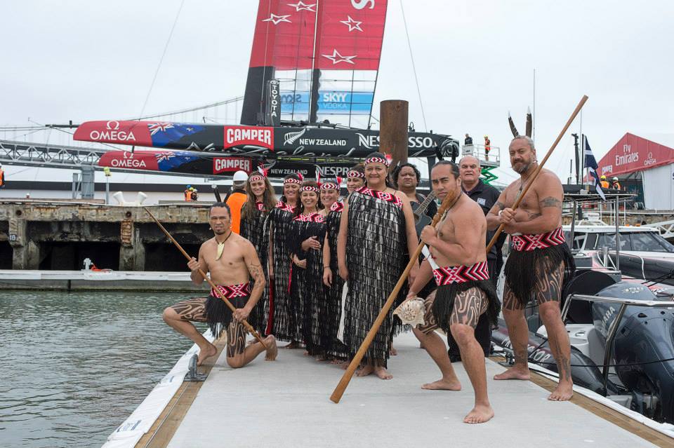 Trpulación del ETNZ con NZ Danza Maorí. 1 Regata. Fuente ETNZ